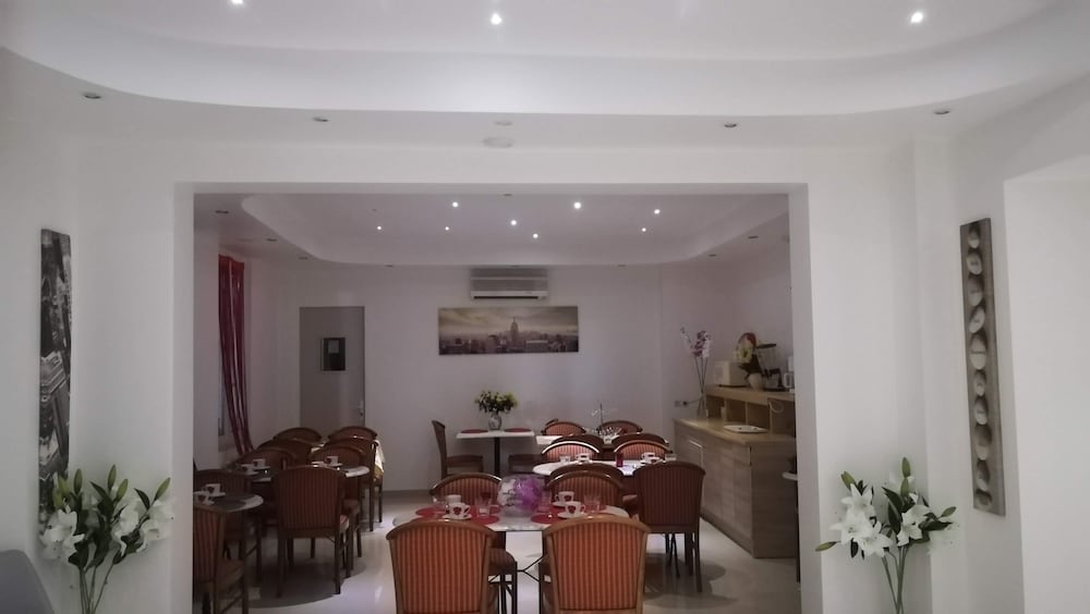 Hotel Des Arcades 32/50