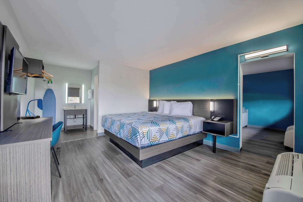Suite, King Bed, Kitchenette