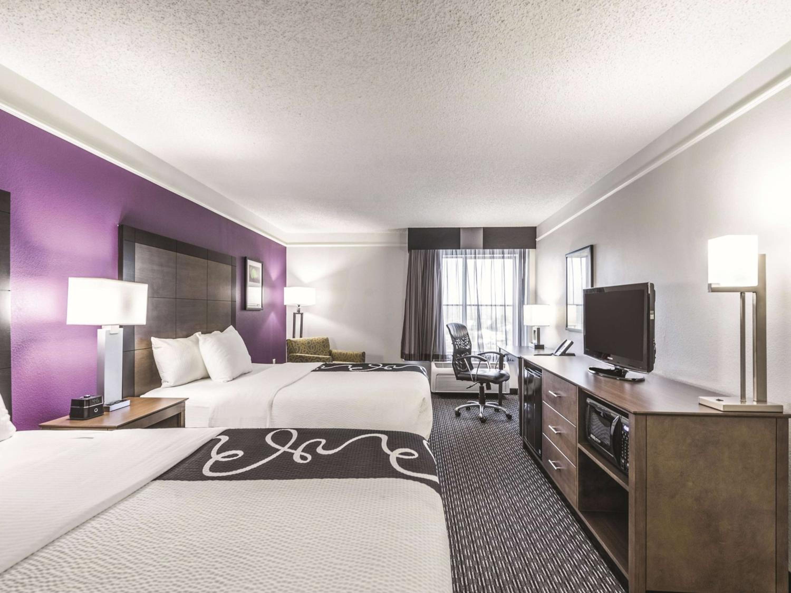 غرفة ديلوكس بسريرين كوين، La Quinta Inn & Suites by Wyndham Cincinnati Sharonville 2/5
