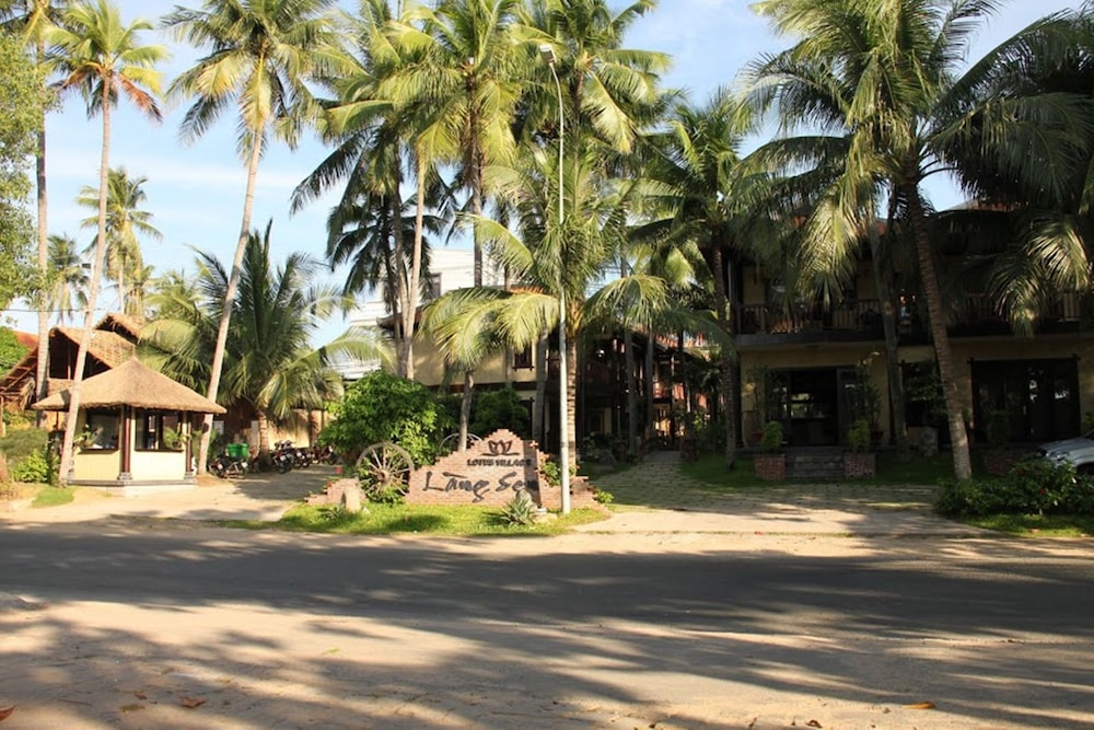Lotus Village Resort 33/38
