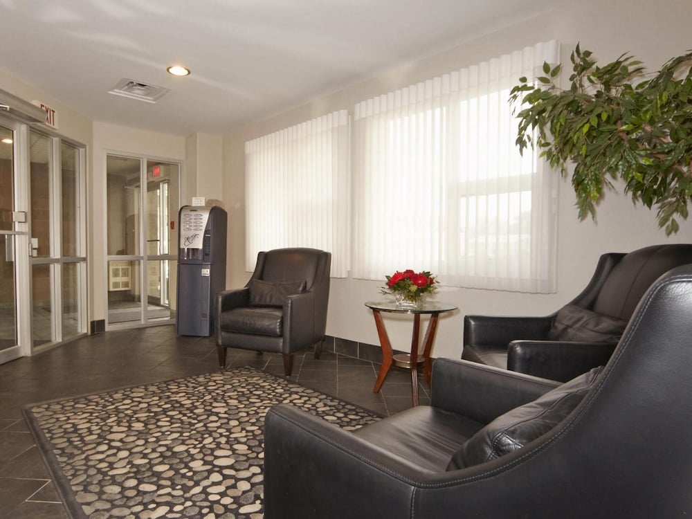 Colonial Square Inn And Suites 13/25