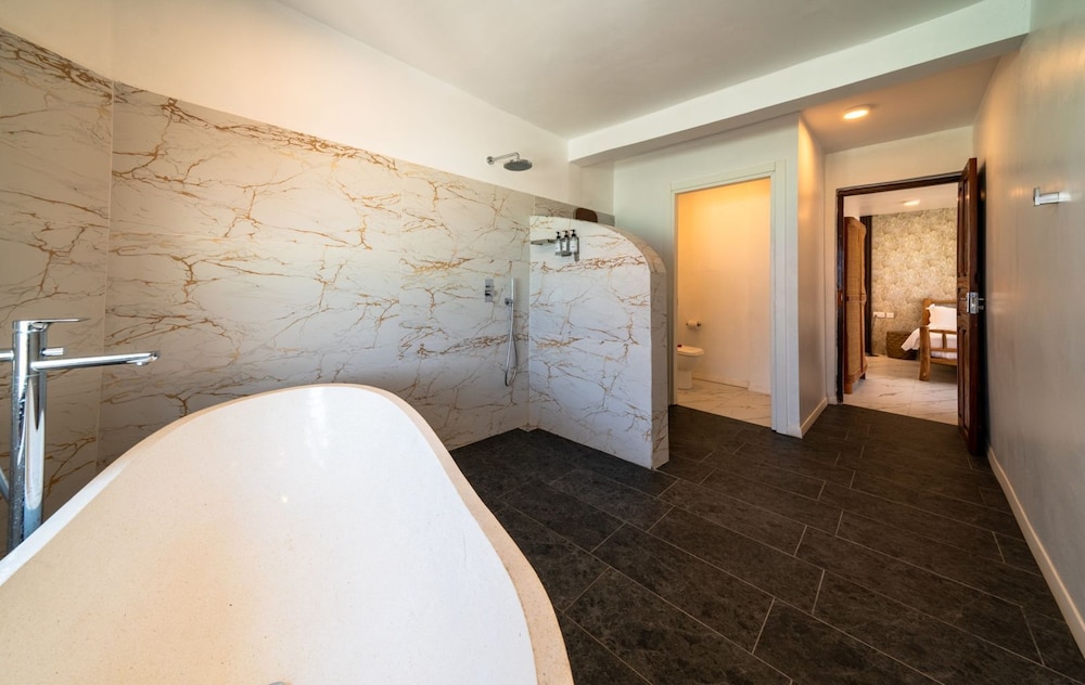 Coral Rock Hotel 50/50