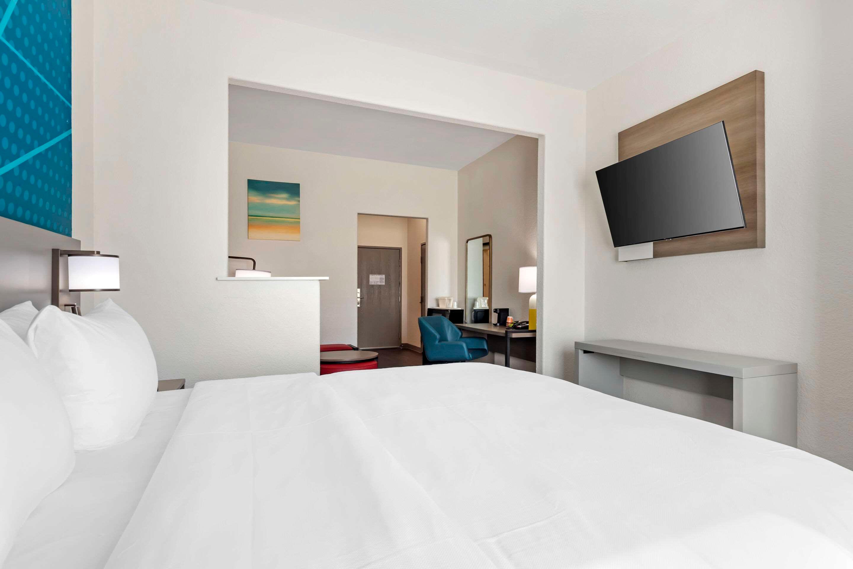 SUITE, KING BED, ACCESSIBLE