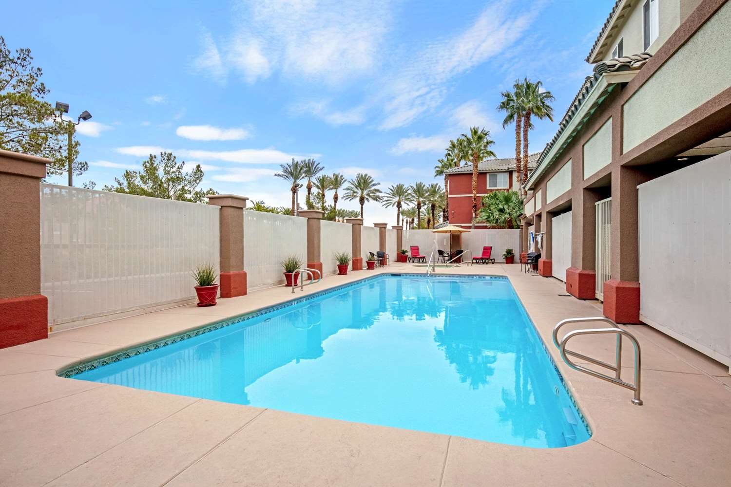 La Quinta Inn & Suites by Wyndham Las Vegas Red Rock 26/42