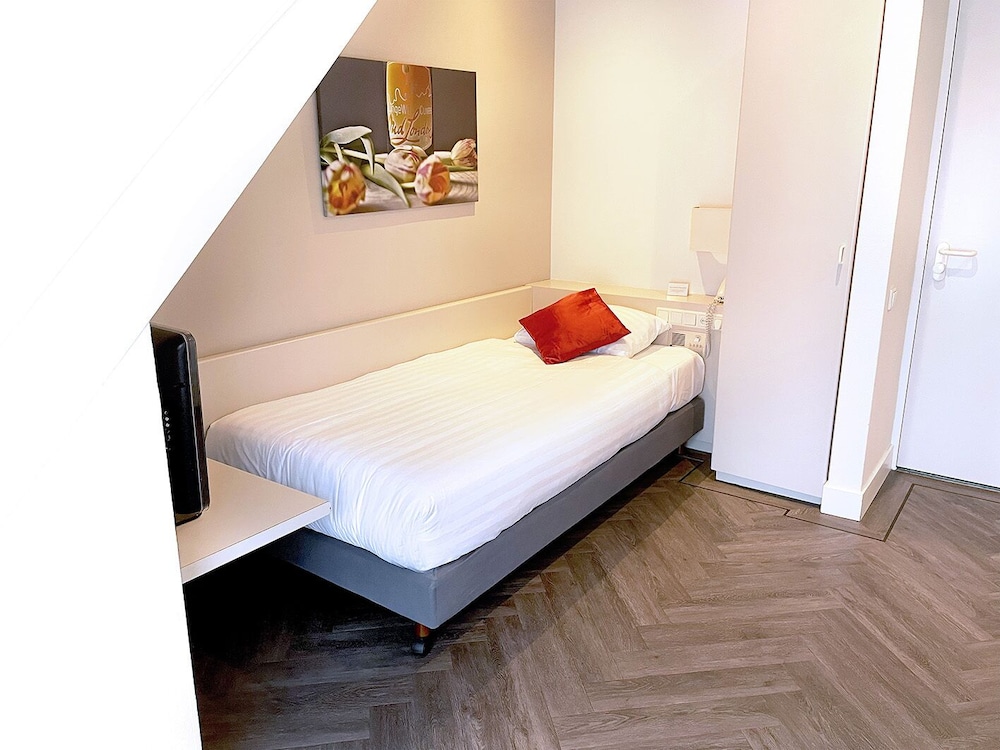 ROOM, SINGLE