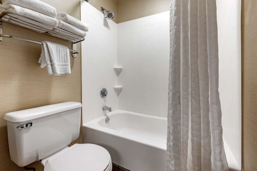 Comfort Inn and Suites Butler 10/38