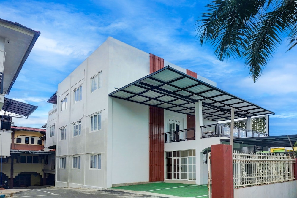 Super OYO 92518 De Luna Hotel in BANJARBARU