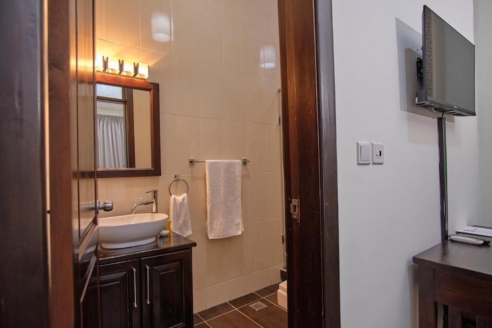 The Highbridge Guest Lodge 39/39