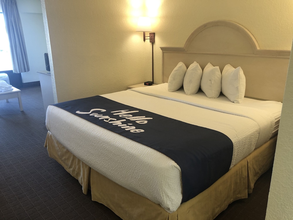 Days Inn & Suites by Wyndham Navarre - near Beaches/Hurlburt 20/27