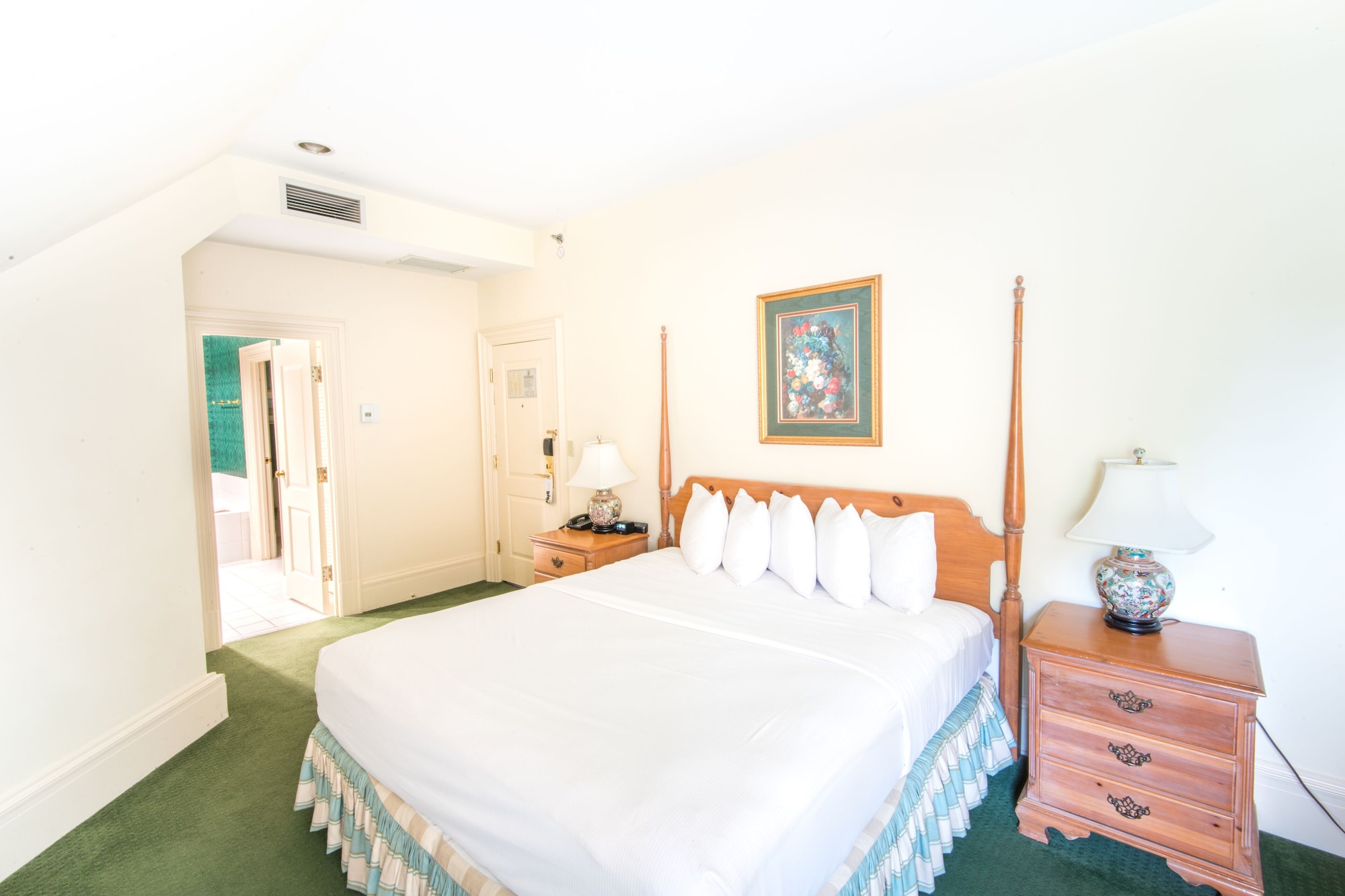 DELUXE, KING BED