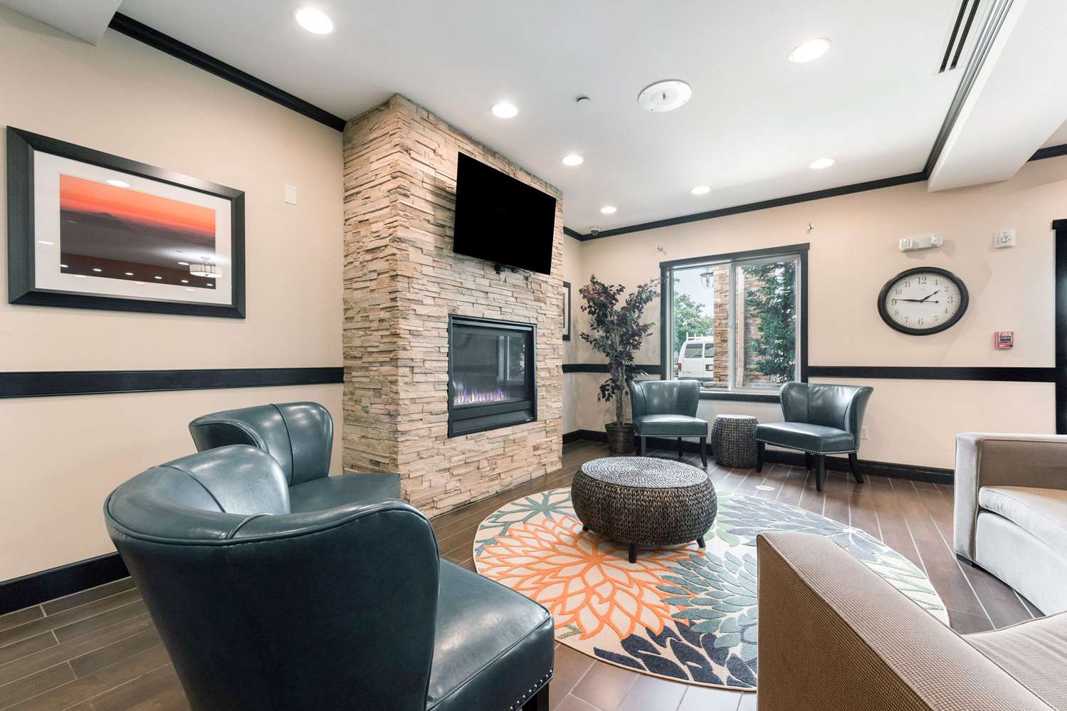 La Quinta Inn and Suites by Wyndham Auburn 12/19