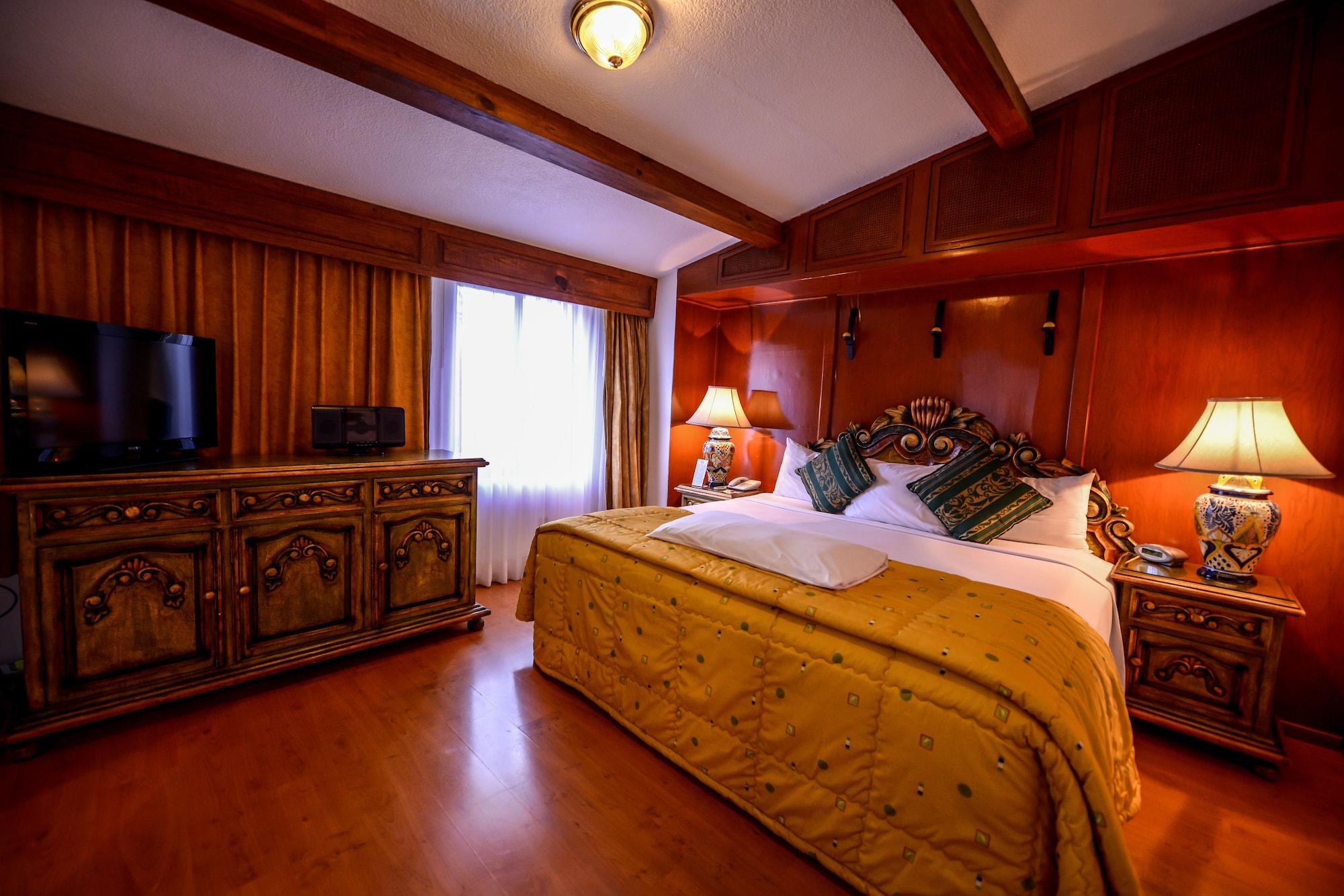 DELUXE, KING BED