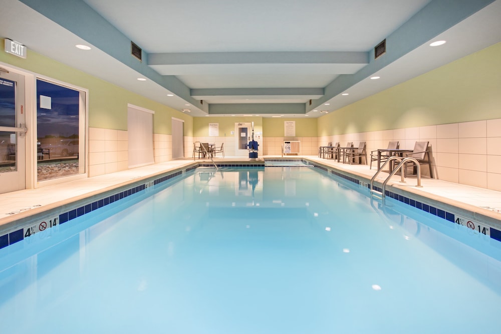 Holiday Inn Express Suites Great Bend 51/53