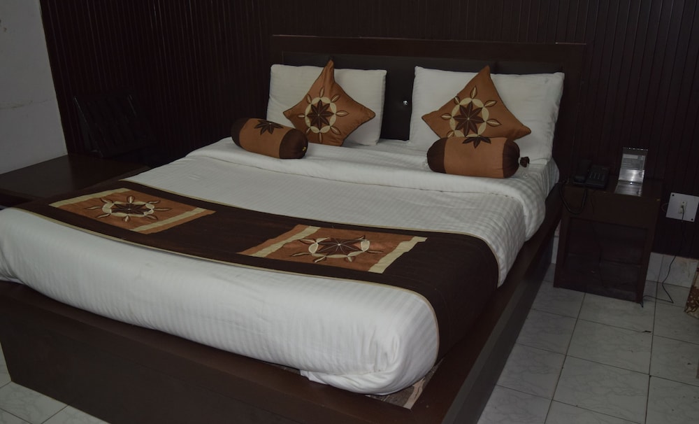 STANDARD, SINGLE, DOUBLE BED, SMOKING, ACCESSIBLE