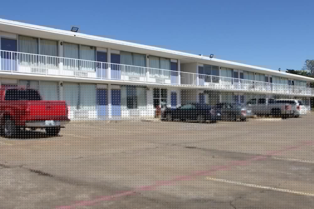 LoneStar Inn & Suites 6/51