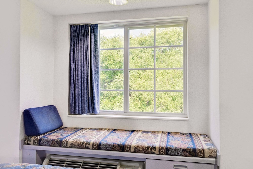 Microtel Inn & Suites by Wyndham Hagerstown 13/18