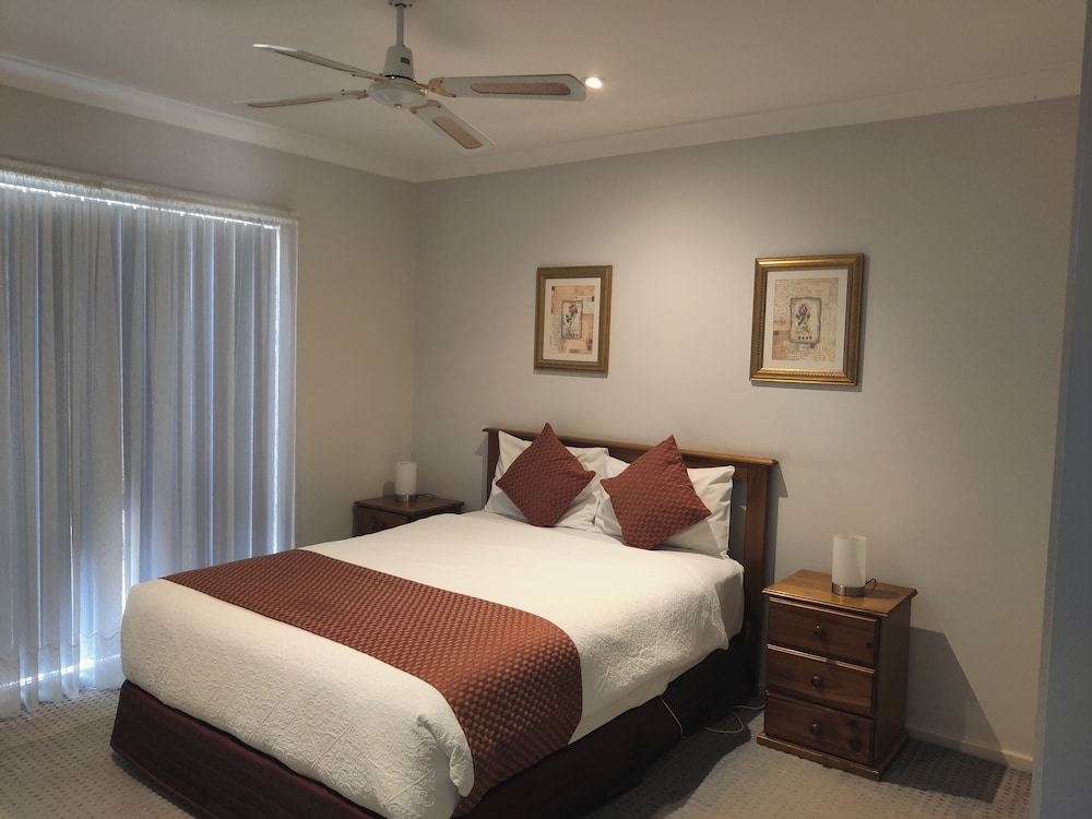 Belvoir Village Motel Apartments 12/57