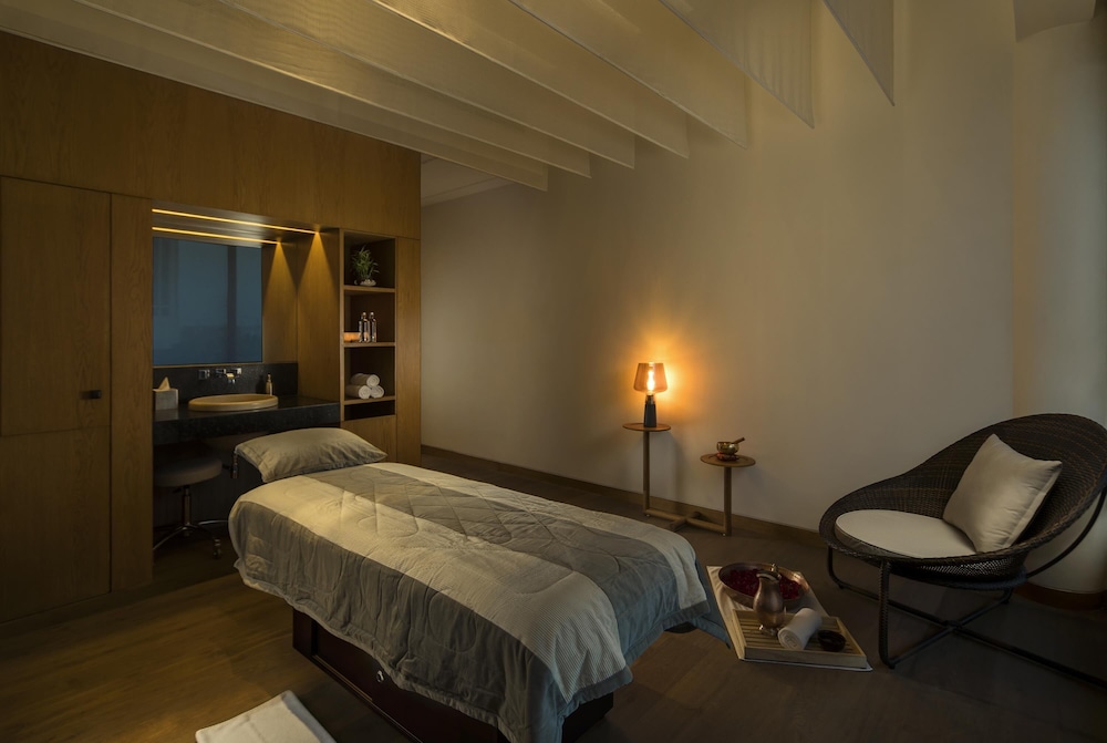 Andaz Delhi, by Hyatt 40/82