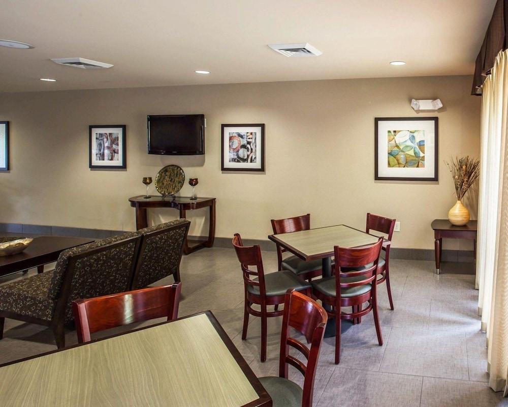 Comfort Suites Whitsett - Greensboro East Whitsett NC 34/41