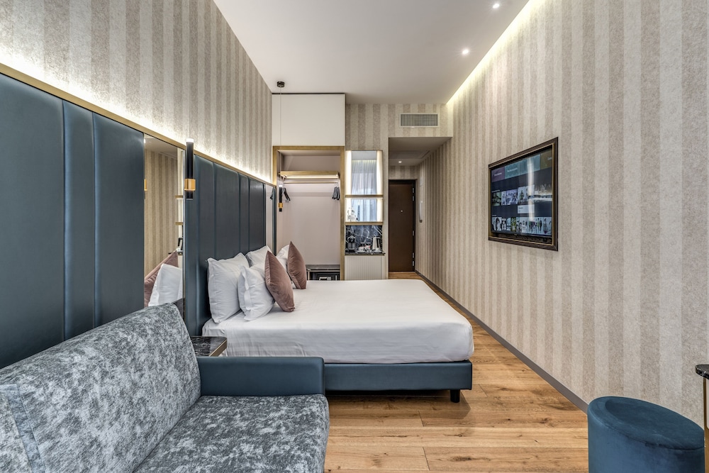 ROOM, QUADRUPLE