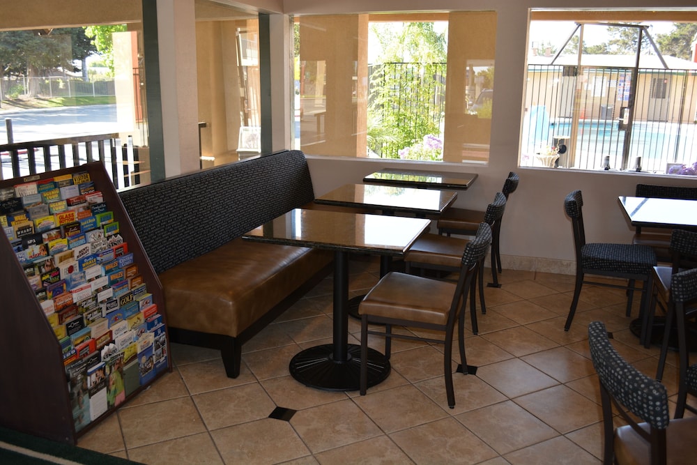 Super 8 by Wyndham Salinas 26/36