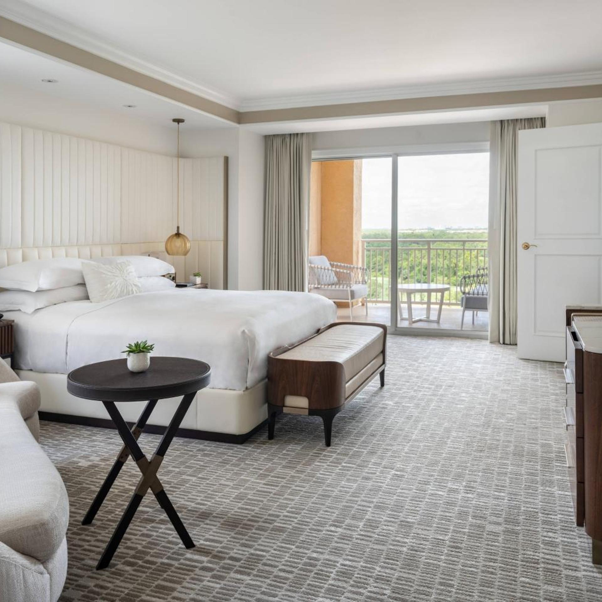 Executive, Suite, King Bed, Lake Front, Pool View