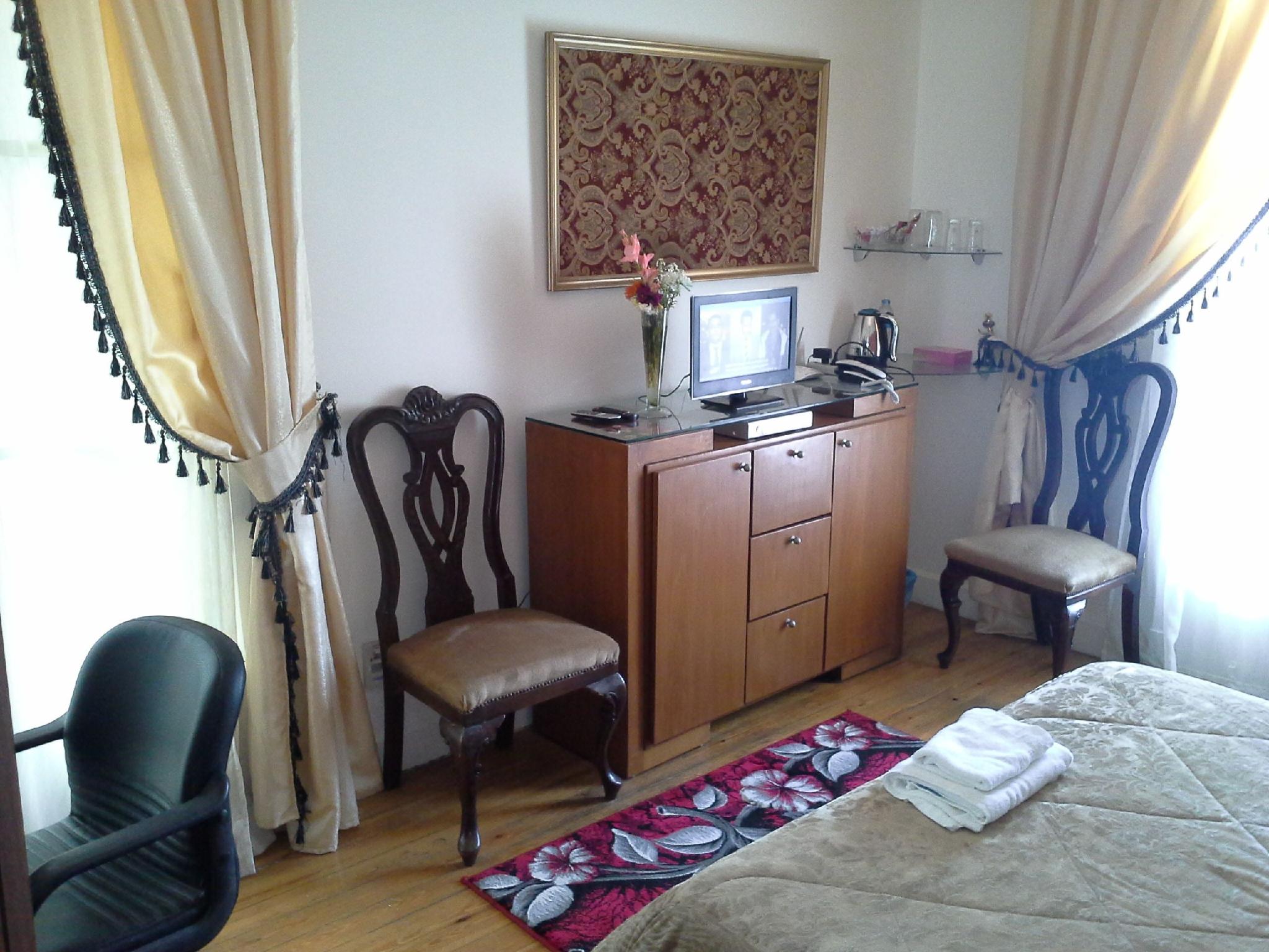 ROOM, DOUBLE OR TWIN BED