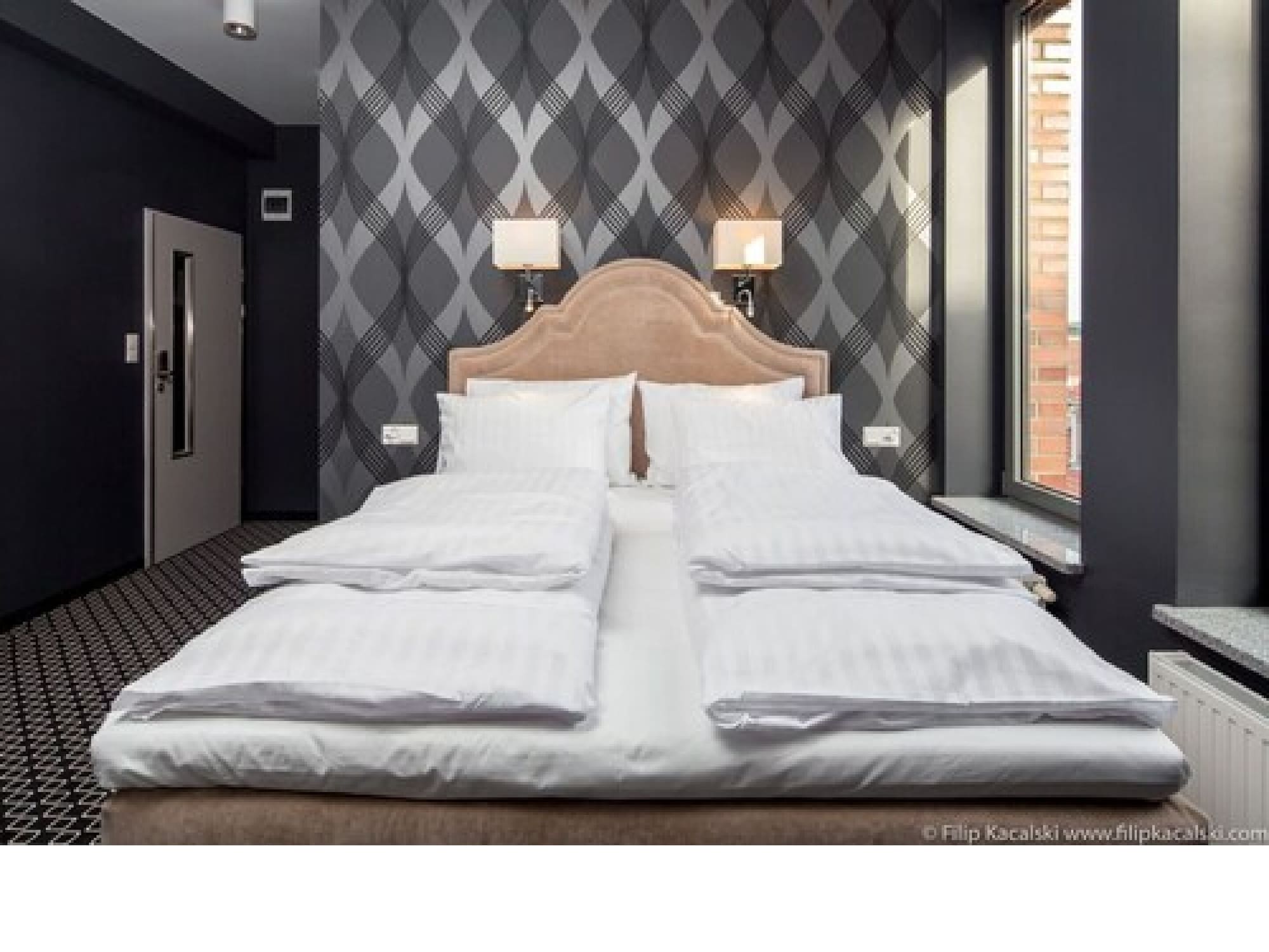 City, Queen Bed