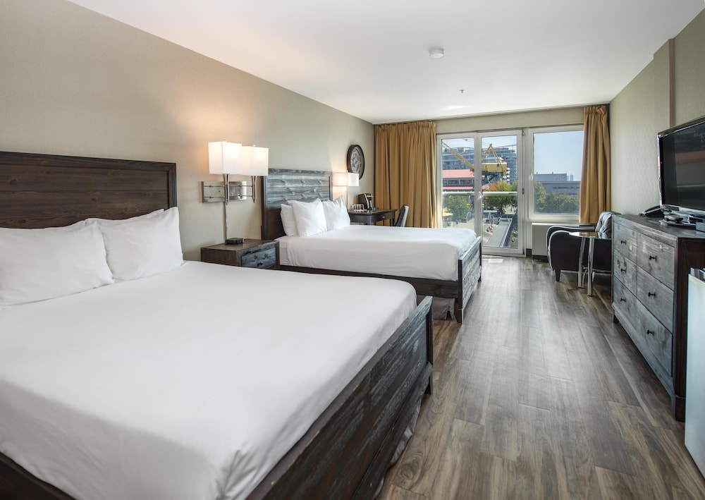 Lonsdale Quay Hotel 16/76