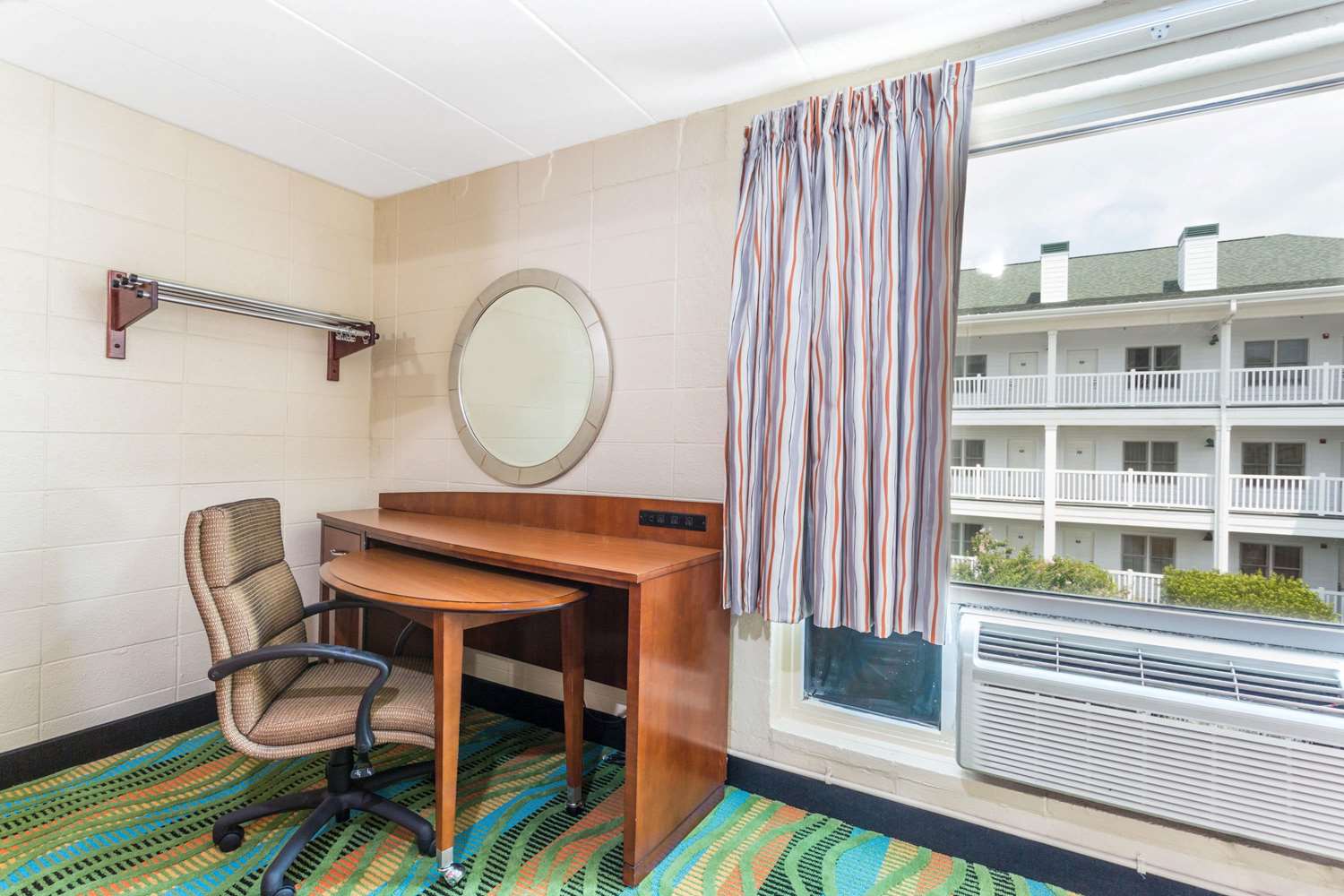 Howard Johnson by Wyndham Virginia Beach At The Beach 8/24