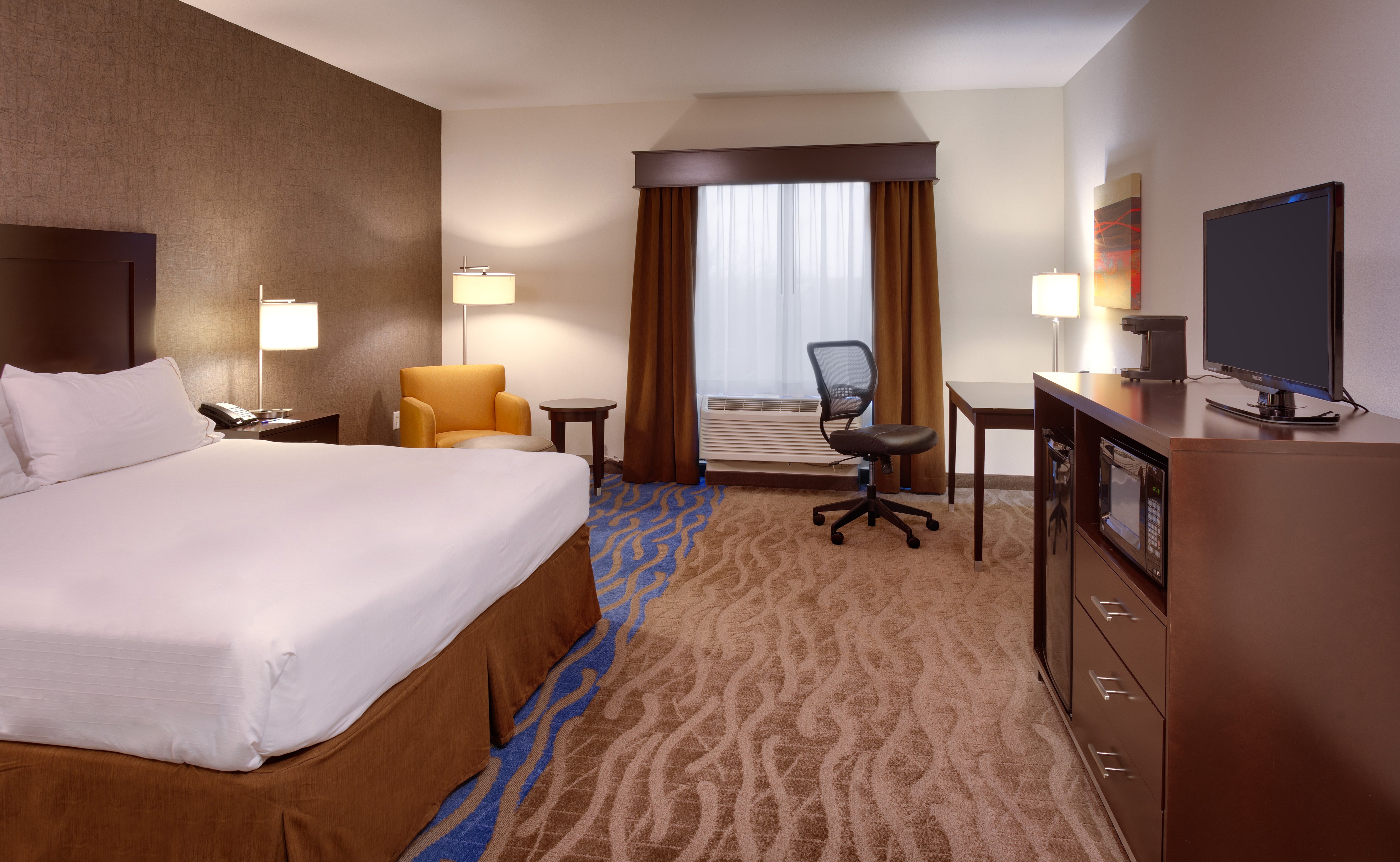 Holiday Inn Express Suites Overland Park 11/60