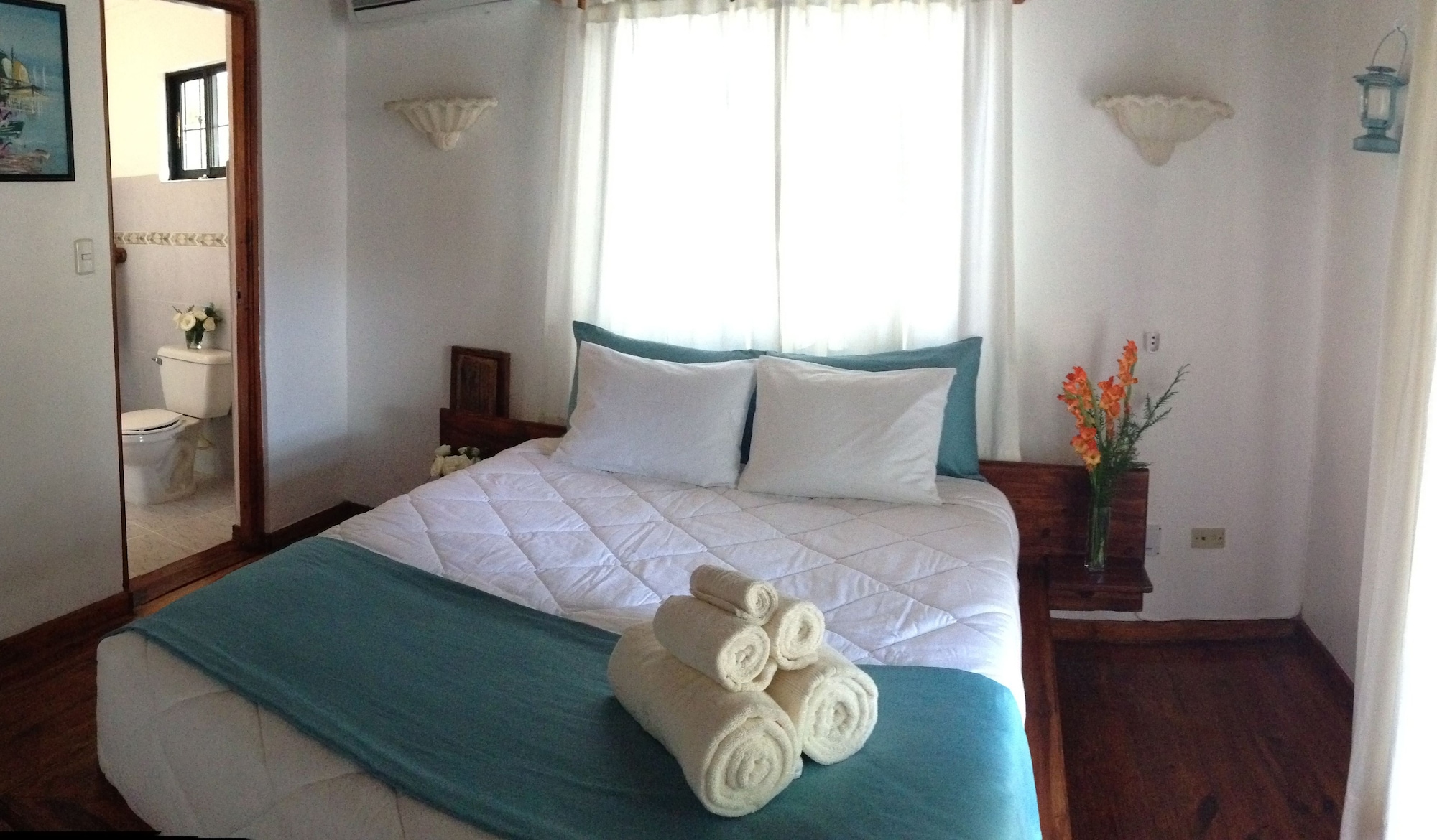 Deluxe, Queen Bed, Beach Side