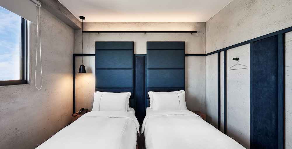 BUSINESS, TWIN BEDS