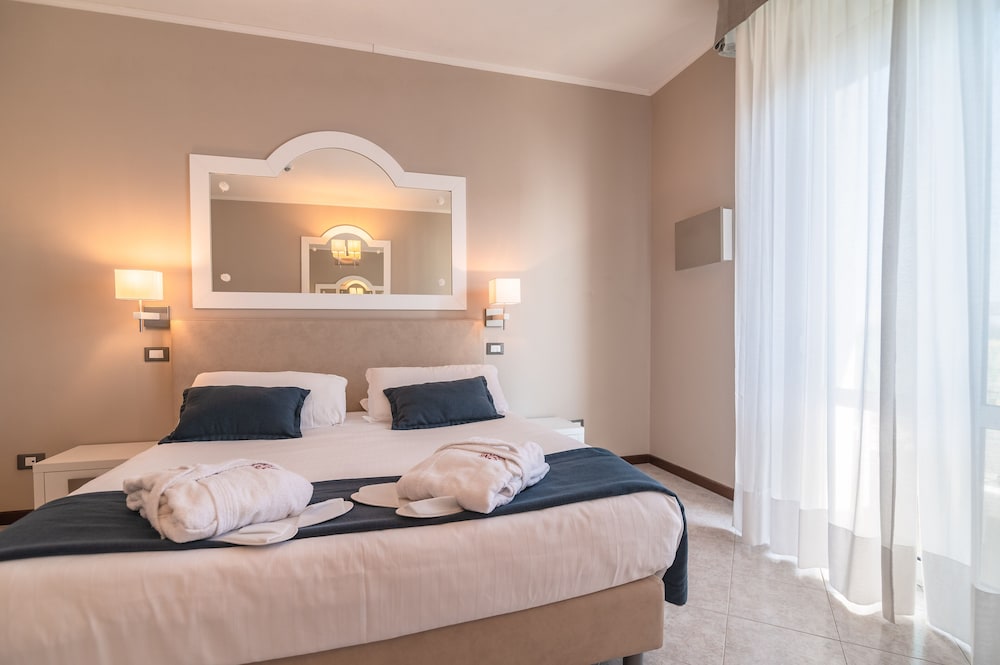 COMFORT, DOUBLE BED, PARTIAL SEA VIEW