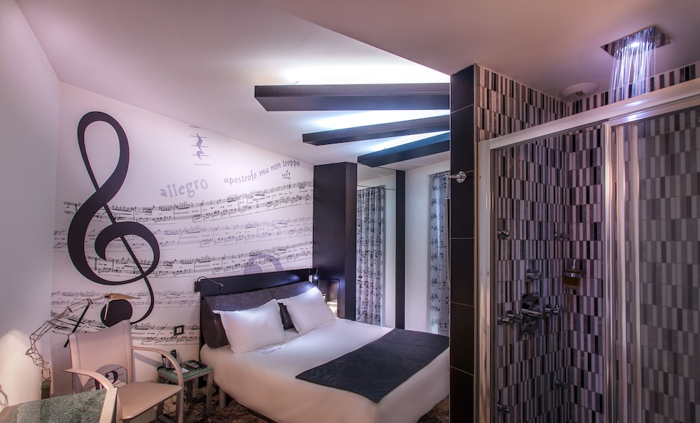 Apostrophe Hotel 24/45