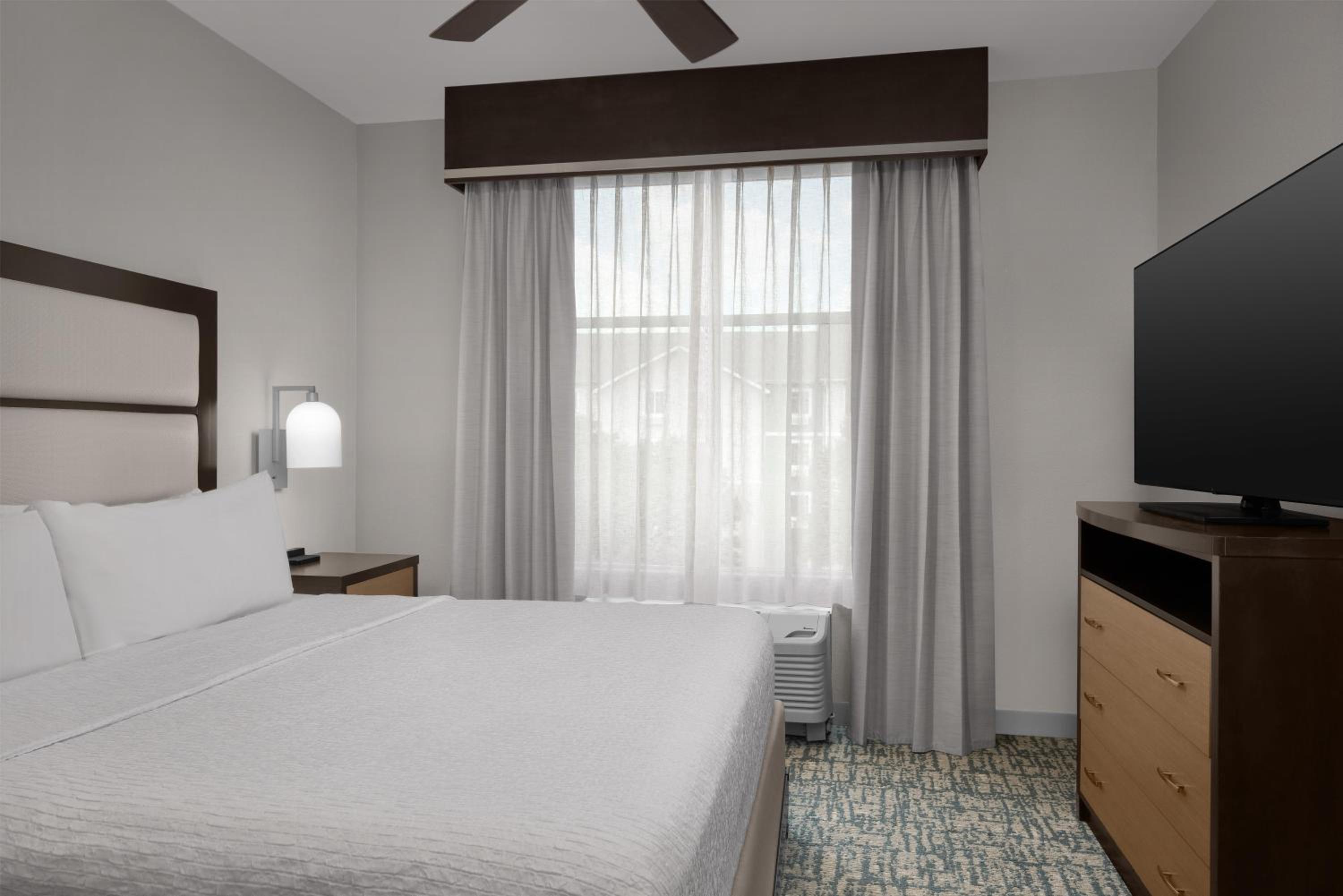 1 Bedroom, Suite, King Bed, Sofa