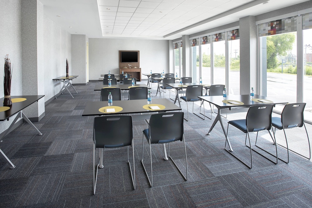 Aloft Buffalo Airport 23/27