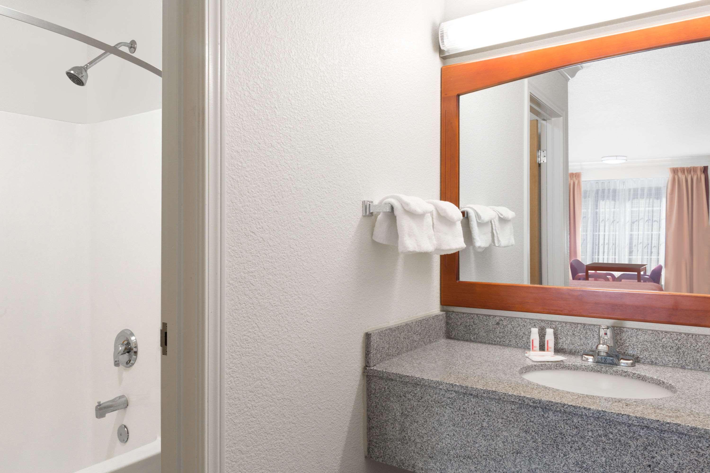 Creekside Inn & Suites 44/47