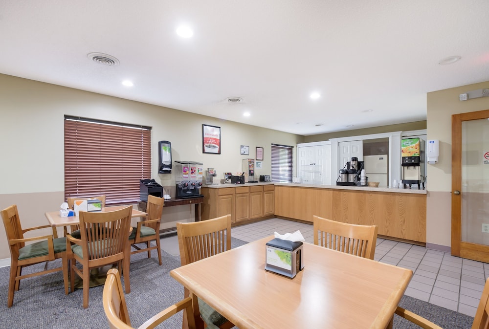 Econo Lodge Inn & Suites Knoxville East 21/25