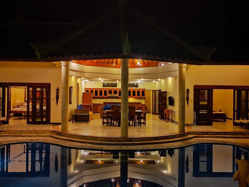 Emerald Villa 4/50