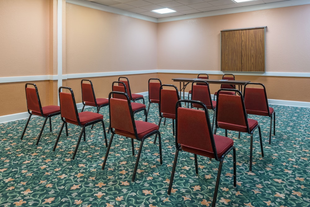 Super 8 by Wyndham Little Rock/Otter Creek 20/24