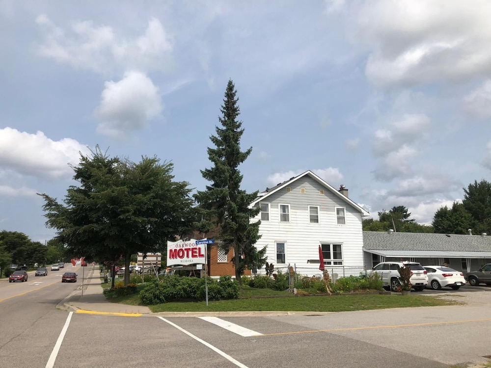 Oakwood Motel 45/56