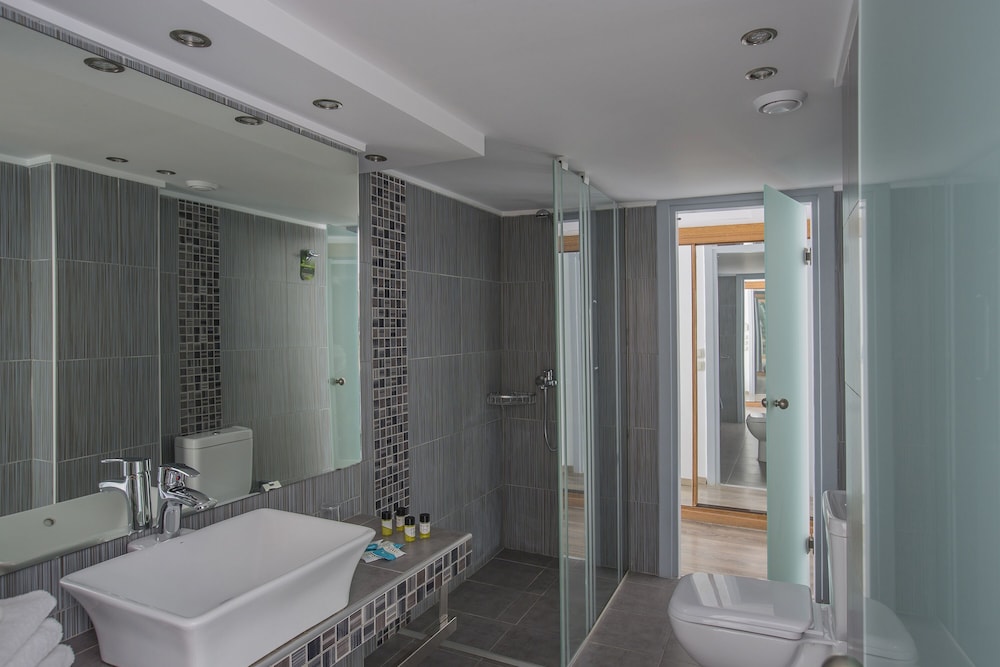 Golden Coast Hotel and Bungalows 24/75