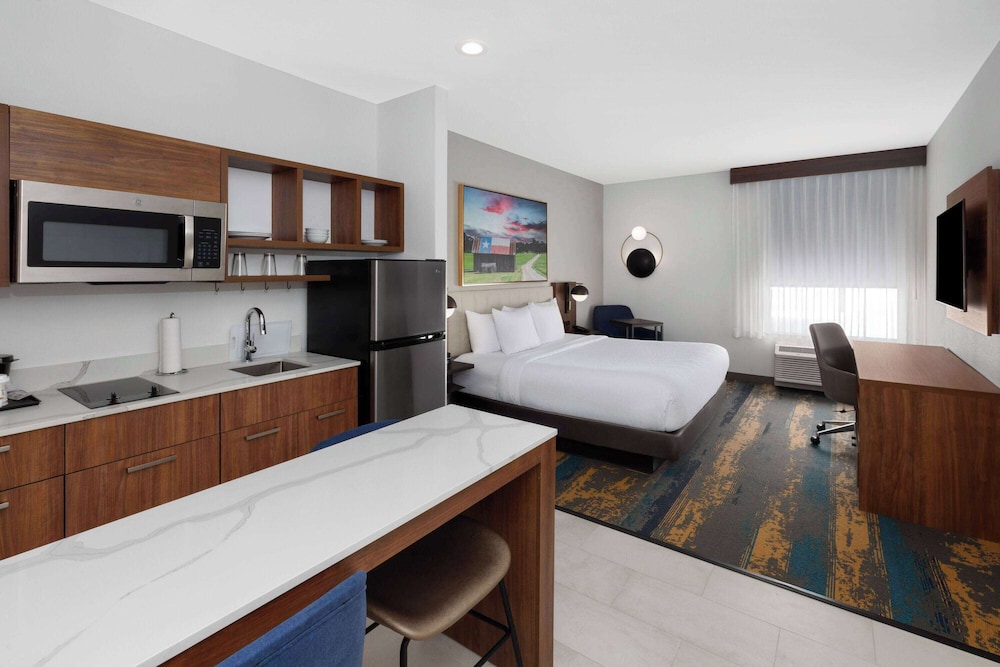 La Quinta Inn & Suites by Wyndham San Antonio at the RIM 20/43