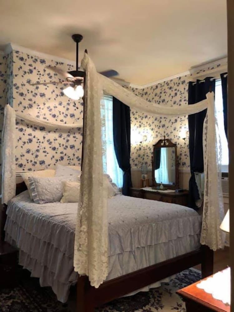 غرفة بسرير كوين، The Lancaster Manor Bed and Breakfast 3/9