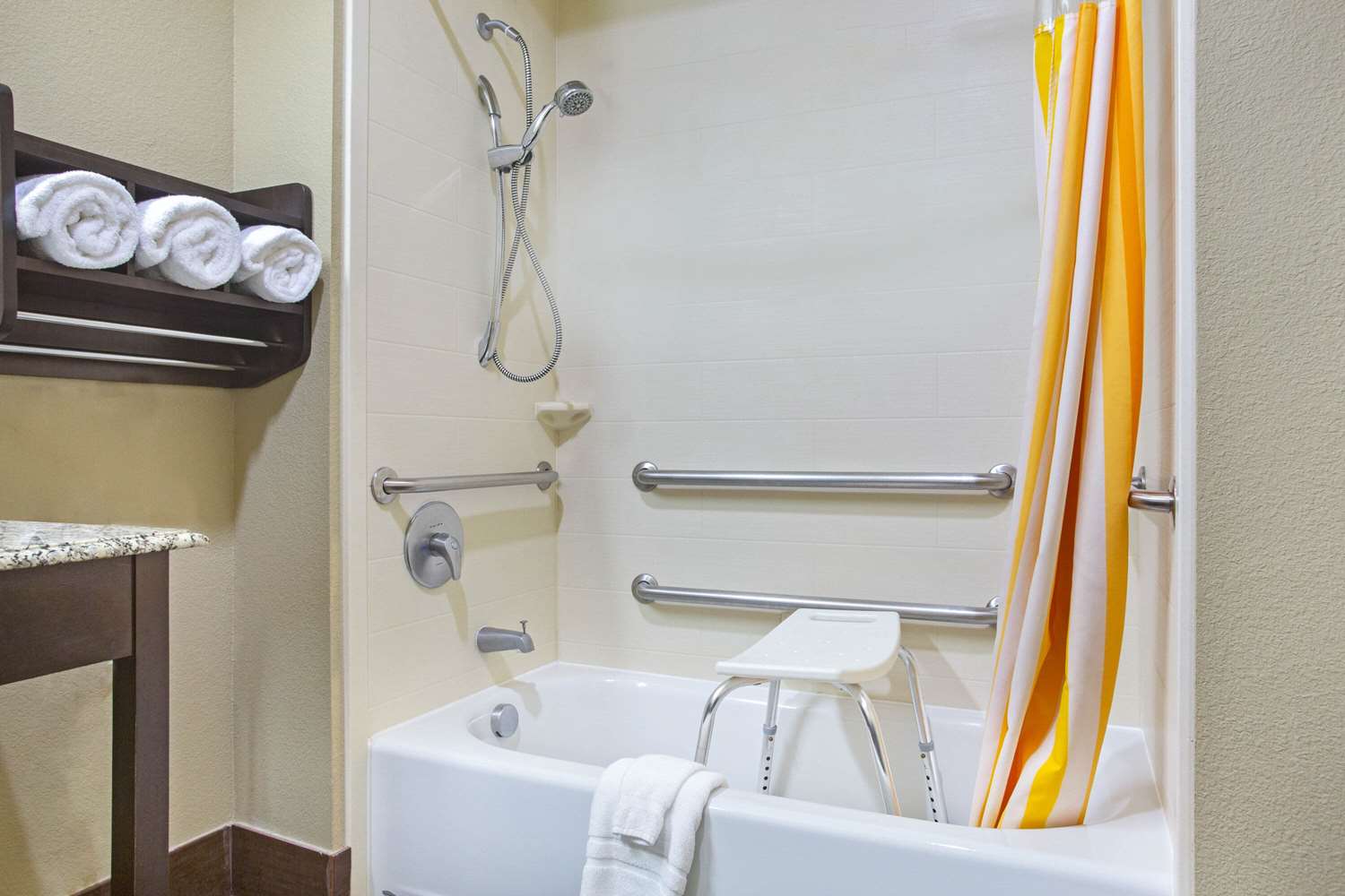 La Quinta Inn Suites Pearsall 54/56