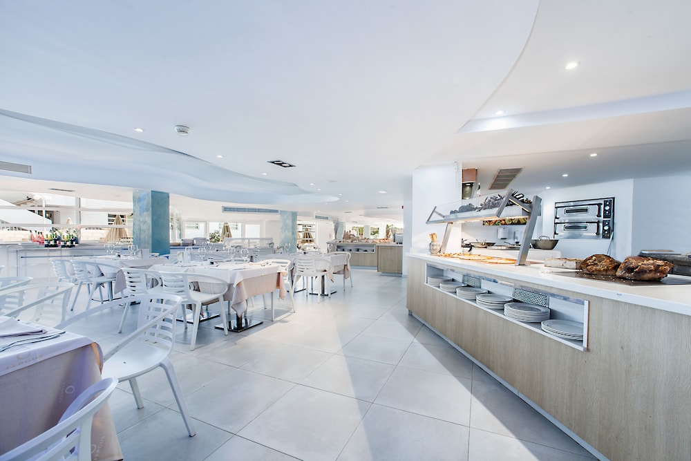 Fergus Style Cala Blanca Suites 32/37