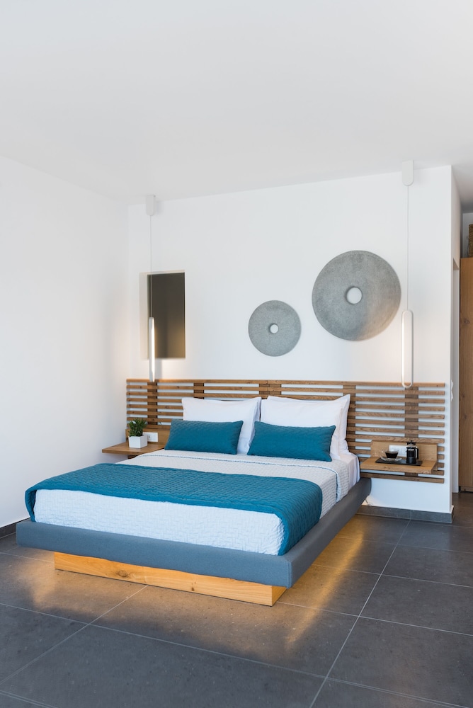 Volcanic Arc Santorini Suites 22/59