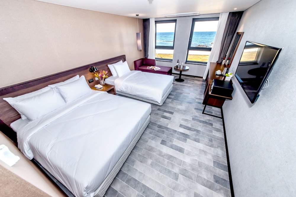 DELUXE, TWIN BEDS, SEA VIEW