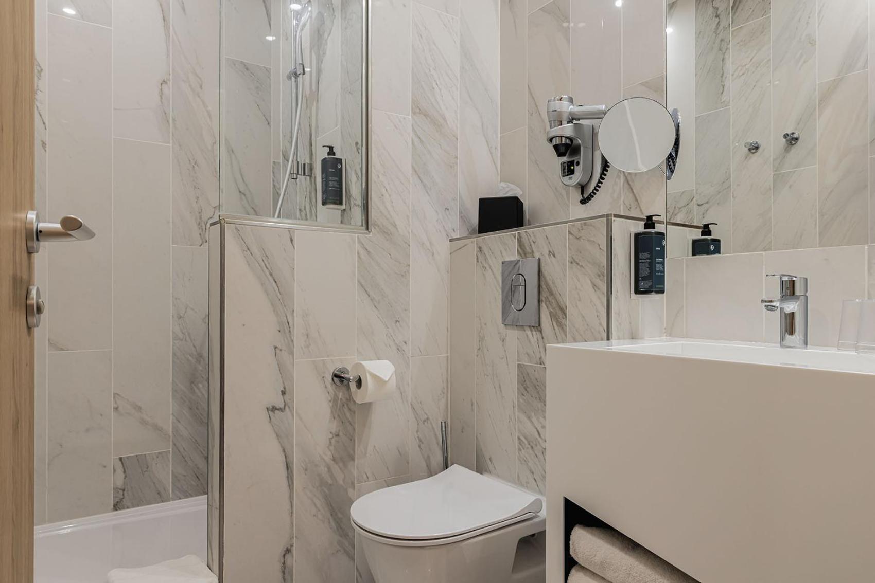 غرفة بسريرين منفصلين، Best Western Plus Hotel Comedie Saint-Roch 4/10